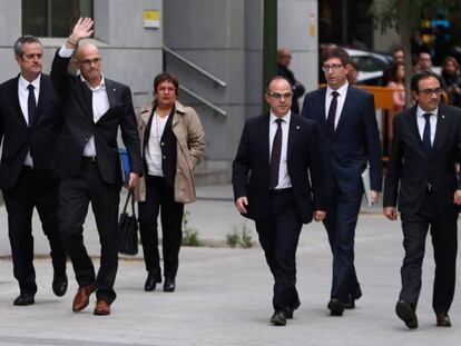 Joaquim Forn, Raül Romeva, Dolors Bassa, Jordi Turull, Carles Mundó, Josep Rull y Meritxell Borràs, el año pasado. En vídeo, Santiago Torres, exmagistrado y experto en Derecho Penal, explica el delito de sedición en una entrevista concedida el 17 de octubre de 2017.