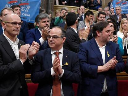 Desde la derecha, Carles Puigdemont, Oriol Junqueras, Jordi Turull y Raül Romeva, el 27 de octubre del año pasado en el Parlament.