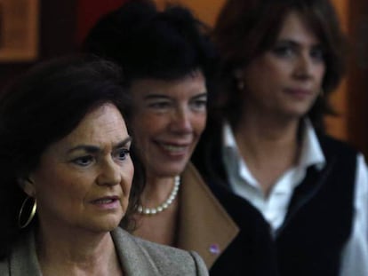 La vicepresidenta del Gobierno, Carmen Calvo; la portavoz del Ejecutivo, Isabel Celáa, y la ministra de Justicia, Dolores Delgado, este viernes.