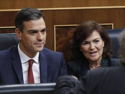 Pedro Sánchez y Carmen Calvo conversan con Joan Tardá en el Congreso.