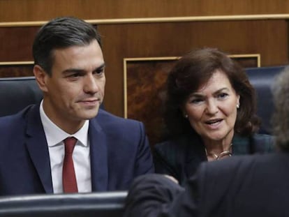 Pedro Sánchez y Carmen Calvo conversan con Joan Tardá en el Congreso.