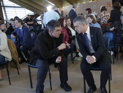 FOTO: el lehendakari Urkullu (derecha) habla con Jonan Fernández en un acto de reconocimiento a víctimas de abusos policiales. / VÍDEO: Fernández explica el material didáctico.