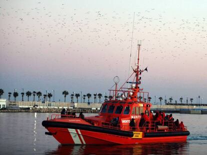 Una de las embarcaciones de Salvamento Marítimo entrando en el puerto de Almería. En vídeo, 17 personas pierden la vida cuando trataban de alcanzar las costas españolas.