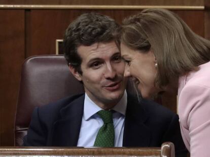 Pablo Casado charla con Maria Dolores de Cospedal en el Congreso. En vídeo, declaraciones de Teodoro García, secretario general del PP.