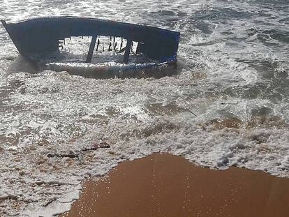 Estado de la patera de madera que este lunes ha chocado contra unas rocas en Barbate con varios migrantes a bordo. En vídeo, inmigrantes desembarcan en las costas de Melilla tras ser rescatados por Salvamento Marítimo.