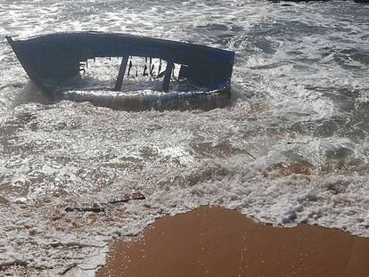 Estado de una patera de madera tras chocar este lunes contra unas rocas en Barbate con varios migrantes a bordo.