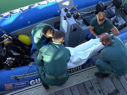La Guardia Civil desembarca el cuerpo de un migrante en el puerto de Barbate. En vídeo, recuperado un quinto cadáver tras el naufragio de ayer en el Estrecho.