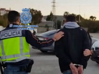 Dos agentes acompañan a uno de los buzos detenidos, en una captura de vídeo. En vídeo, la Policía Nacional detiene a dos buzos por dejar morir a un compañero en una inmersión ilegal.