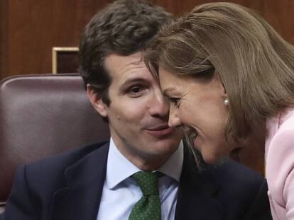 Pablo Casado y María Dolores de Cospedal, en el Congreso, el pasado octubre. En vídeo, Pablo Casado agradece a Cospedal su decisión y la compara con Delgado.