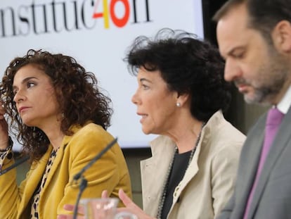 Los ministros María Jesus Montero, Isabel Celaá y José Luis Ábalos, de izquierda a derecha, este jueves en La Moncloa.