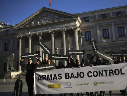 Manifestación ante el Congreso contra la venta de armas a Arabia Saudí. En vídeo, el anuncio de un nuevo contrato con Arabia Saudí, realizado el miércoles por el presidente de la SEPI.