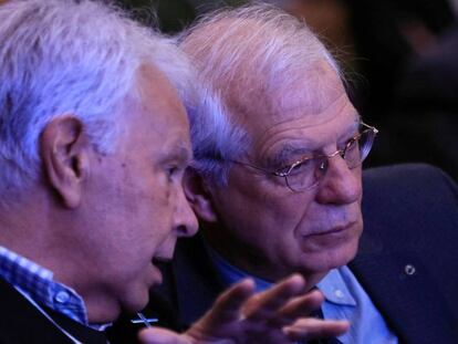 El ministro Borrell escucha al expresidente Felipe González en el Foro Iberoamérica que se celebra en Madrid.
