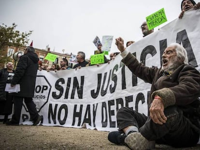 Un grupo de personas protesta este sábado en Madrid frente a la sede del Supremo.