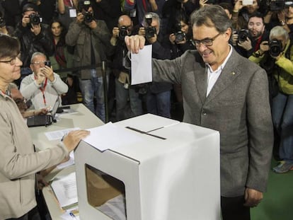 Artur Mas deposita su voto en la consulta del 9 de noviembre de 2014. En vídeo, las declaraciones de Mas tras su comparecencia ante el Tribunal de Cuentas el pasado mes de octubre. En vídeo, Artur Mas condenado a pagar 4,9 millones de euros por la consulta del 9-N