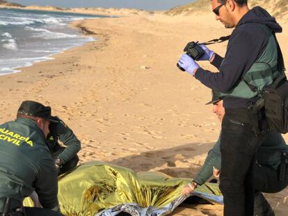 Guardias civiles recuperan el cadáver del último migrante hallado en la costa de Barbate, este viernes.