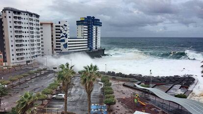 En vídeo, el fuerte oleaje arranca los balcones de un edificio de Mesa del Mar (Tenerife) afectados por el temporal.