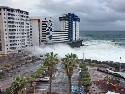 En vídeo, el fuerte oleaje arranca los balcones de un edificio de Mesa del Mar (Tenerife) afectados por el temporal.