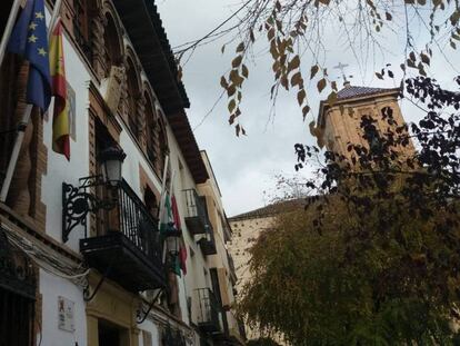 Banderas a media asta en el Ayuntamiento de Jódar en señal de duelo tras la muerte de los cuatro jóvenes en un accidente de tráfico el lunes, en Úbeda.