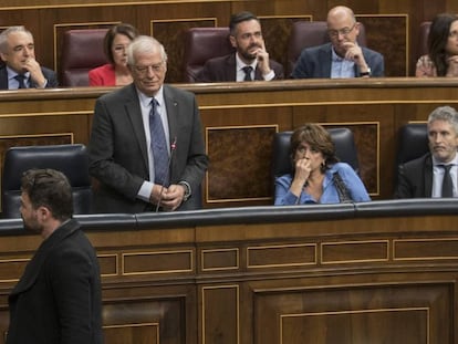 El diputado Gabriel Rufián pasa por delante del ministro Borrell tras ser expulsado por Ana Pastor.