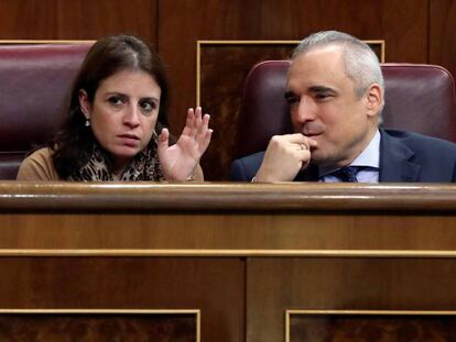 La portavoz del PSOE en el Congreso, Adriana Lastra, conversa con el diputado Rafael Simancas, durante el pleno. En vídeo, rifirrafe entre Pedro Sánchez y Pablo Casado por la renovación del Poder Judicial.