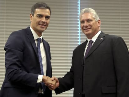 Pedro Sánchez saluda al presidente de Cuba, Miguel Díaz-Canel, en la Asamblea General de la ONU en septiembre. En vídeo, momento en el que Sánchez anunció que visitaría Cuba.