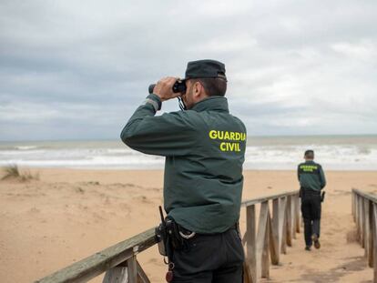 La Guardia Civil busca a los desaparecidos en la playa de el Palmar (Cádiz). En vídeo, nuevo naufragio en el Estrecho.