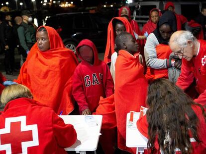 Llegada anoche al puerto de Motril, en Granada, de decenas de inmigrantes rescatados por Salvamento Marítimo.