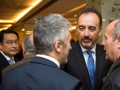 El ministro del Interior, Fernando Grande-Marlaska, saluda a Manuel Marchena. En vídeo, Maroto culpa al Gobierno de la renuncia de Marchena.