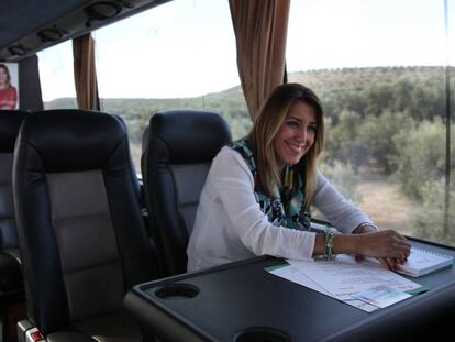 La candidata socialista a la Junta, Susana Díaz, en el autobús de campaña del PSOE, durante la entrevista. En vídeo, entrevista a Susana Díaz.