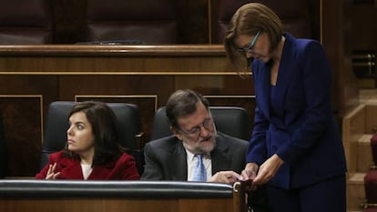 Cospedal muestra un mensaje a Rajoy en el Congreso en 2016. En vídeo, Casado no cree que Cosidó sea el autor del WhatsApp sobre el CGPJ cuyo contenido asegura que era falso.