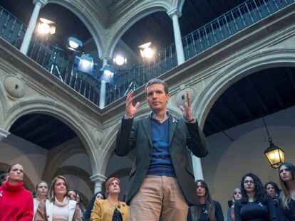 El líder del PP, Pablo Casado, durante su intervención en un mitin en Úbeda (Jaén). En vídeo, Pablo Casado pide el voto útil para el PP.