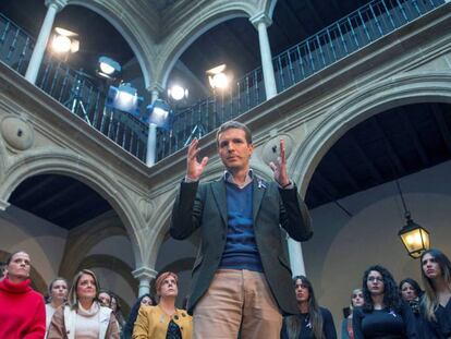 El líder del PP, Pablo Casado, durante su intervención en un mitin en Úbeda (Jaén). En vídeo, Pablo Casado pide el voto útil para el PP.