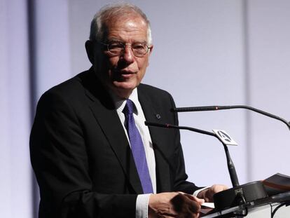 La oposición pide el cese de Borrell tras la multa por usar información privilegiada