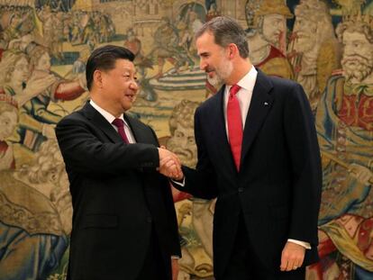 El presidente de China, Xi Jinping, saluda ayer al Rey. En vídeo, el presidente chino, recibido en Madrid con todos los honores.