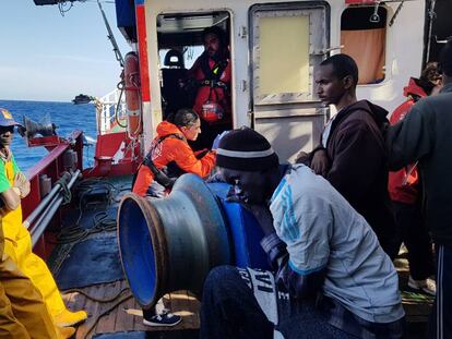 Los 12 migrantes rescatados en alta mar, en aguas internacionales, el pasado día 22, por el pesquero Nuestra Madre Loreto, con base en Santa Pola (Alicante). En vídeo, imágenes de la embarcación.