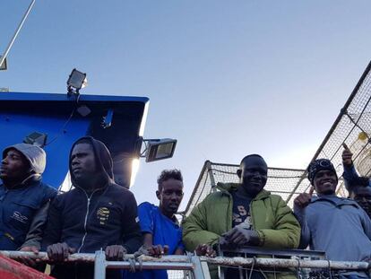 Algunos de los migrantes rescatados por el pesquero 'Nuestra Madre Loreto'. En vídeo, el barco humanitario 'Open Arms' acude a Libia a rescatar al pesquero con 12 migrantes.