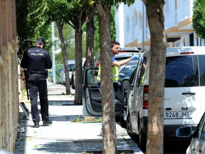 La policía investiga en el lugar del suceso en Marbella. JOSÉ SÁNCHEZ / VÍDEO: ATLAS