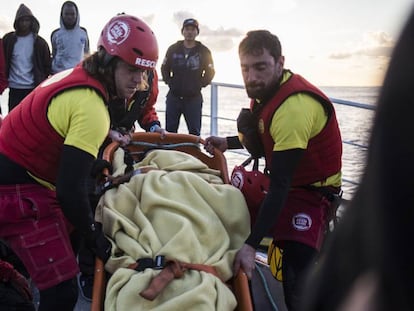Uno de los migrantes rescatados es evacuado este viernes a Malta por motivos de salud. En vídeo, mensaje del patrón del barco al Gobierno.