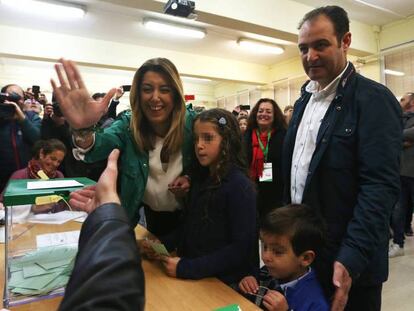 Susana Díaz vota junto a su familia en un colegio electoral en Sevilla.