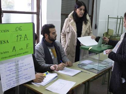 Una mujer vota en Sevilla. En vídeo, la participación en las elecciones andaluzas cae cinco puntos hasta las 18.00 horas.