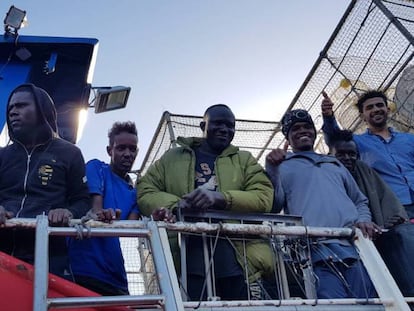 Algunos de los 12 emigrantes rescatados por el pesquero 'Nuestra Madre Loreto', con base en Santa Pola (Alicante). En vídeo, los 11 inmigrantes rescatados por el pesquero Nuestra Madre Loreto son trasladados a Malta.