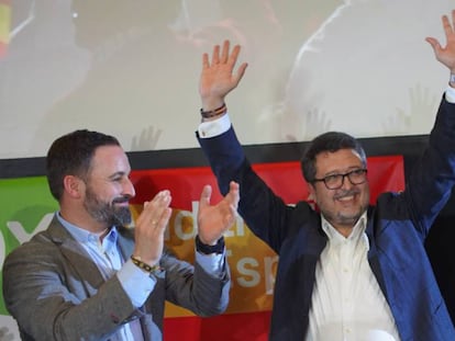 En foto, Santiago Abascal (izquierda) y Francisco Serrano celebran los resultados de las elecciones andaluzas. Vídeo: Atlas