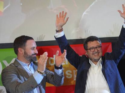 En foto, Santiago Abascal (izquierda) y Francisco Serrano celebran los resultados de las elecciones andaluzas. Vídeo: Atlas