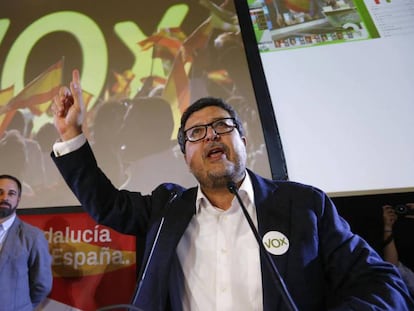 Francisco Serrano celebra anoche los resultados de su partido.