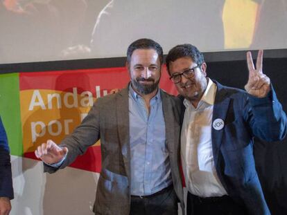 El presidente de Vox, Santiago Abascal (izquierda), y el candidato en Andalucía, Francisco Serrano, la noche del domingo en Sevilla. En vídeo, Vox se convierte en la primera fuerza en El Ejido.