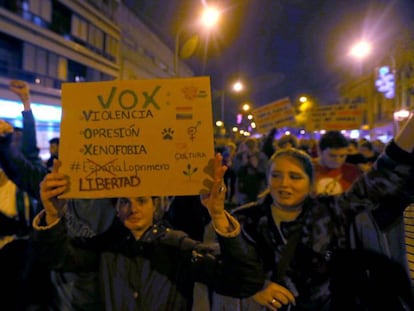 Una mujer muestra un cartel contra Vox en las protestas de este lunes en Sevilla. En vídeo, las protestas.