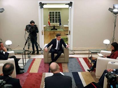 El presidente del Gobierno, Pedro Sánchez, durante la entrevista con varias televisiones.