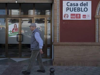 Sede del PSOE en la localidad sevillana de Alcalá de Guadaíra. En el vídeo, Susana Díaz avisa que no se plantea dimitir.