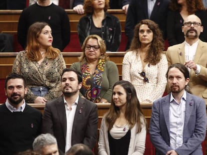 Los diputados de Unidos Podemos, puestos en pie, no han aplaudido los discursos que conmemoran el aniversario de la Constitución en el Congreso. Eduardo Parra Europa Press