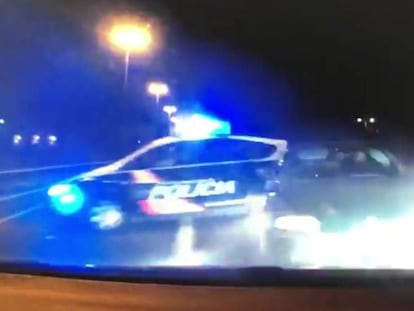 Dos coches de policía embisten al coche de los asaltantes.